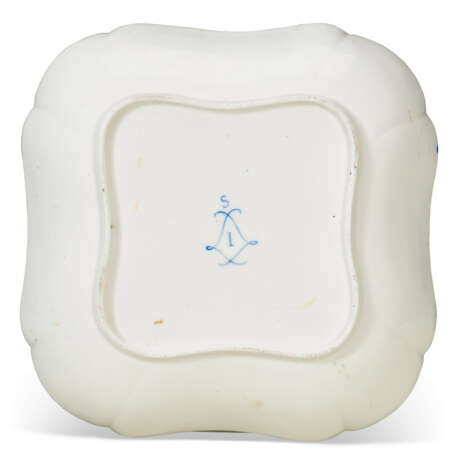 TWO SEVRES PORCELAIN SHAPED-SQUARE DISHES (COMPOTIERS CARRE) - Foto 3