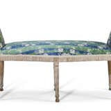 A PAIR OF GEORGE III CREAM-PAINTED AND PARCEL-GILT WINDOW BENCHES - Foto 2