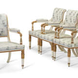 A SET OF FOUR GEORGE III CREAM-PAINTED AND PARCEL-GILT ARMCHAIRS - Foto 1