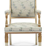 A SET OF FOUR GEORGE III CREAM-PAINTED AND PARCEL-GILT ARMCHAIRS - Foto 4