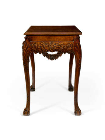 AN IRISH GEORGE II STYLE CARVED MAHOGANY CONSOLE TABLE - Foto 3