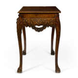 AN IRISH GEORGE II STYLE CARVED MAHOGANY CONSOLE TABLE - Foto 3