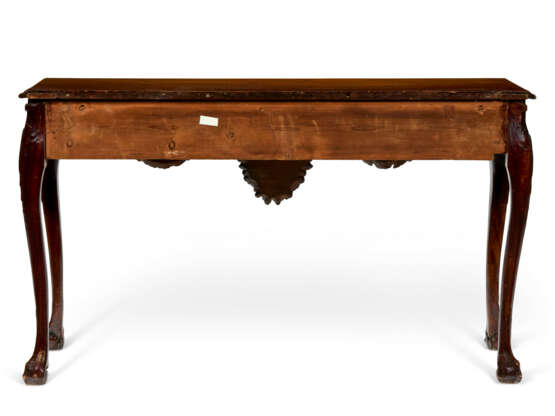 AN IRISH GEORGE II STYLE CARVED MAHOGANY CONSOLE TABLE - Foto 5
