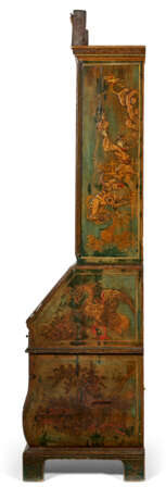 A GEORGE II GREEN AND GILT JAPANNED BUREAU-CABINET - photo 5