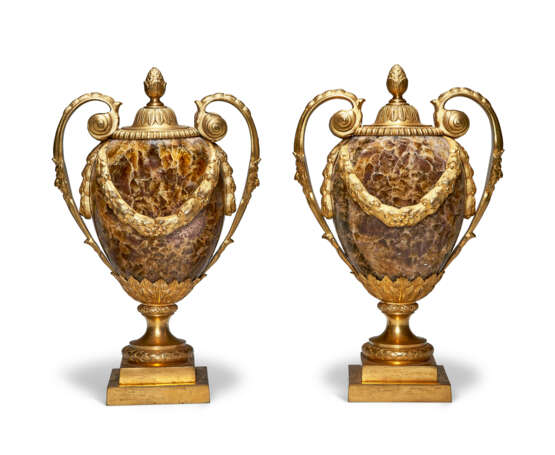 A PAIR OF ENGLISH ORMOLU-MOUNTED FLUORSPAR TWO-HANDLED VASES - фото 1