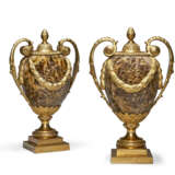 A PAIR OF ENGLISH ORMOLU-MOUNTED FLUORSPAR TWO-HANDLED VASES - фото 2