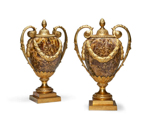 A PAIR OF ENGLISH ORMOLU-MOUNTED FLUORSPAR TWO-HANDLED VASES - photo 2