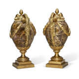 A PAIR OF ENGLISH ORMOLU-MOUNTED FLUORSPAR TWO-HANDLED VASES - Foto 3