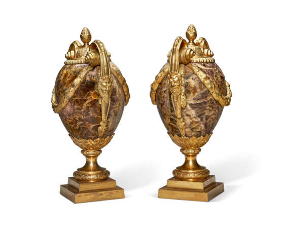 A PAIR OF ENGLISH ORMOLU-MOUNTED FLUORSPAR TWO-HANDLED VASES - Foto 3