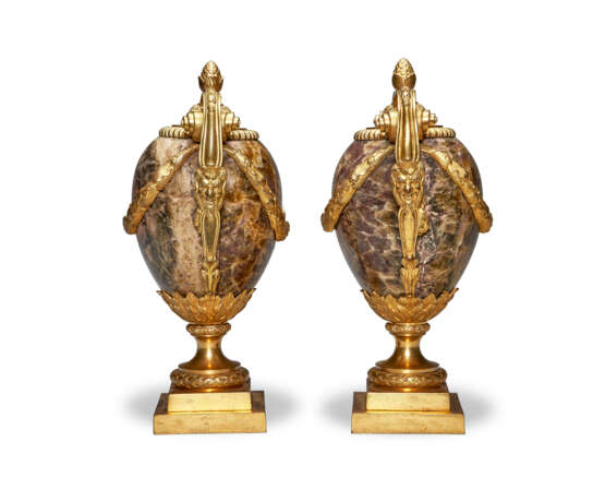 A PAIR OF ENGLISH ORMOLU-MOUNTED FLUORSPAR TWO-HANDLED VASES - photo 4