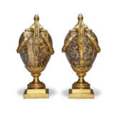 A PAIR OF ENGLISH ORMOLU-MOUNTED FLUORSPAR TWO-HANDLED VASES - фото 4