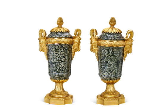 A PAIR OF NORTH EUROPEAN ORMOLU-MOUNTED GRANITE VASES - Foto 2