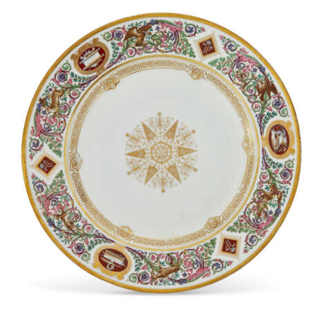 A LARGE COMPOSITE FRENCH PORCELAIN PART DINNER SERVICE - photo 2