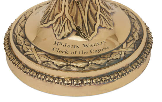 AN EARLY GEORGE IV SILVER TWO-HANDLED CUP AND COVER - photo 3