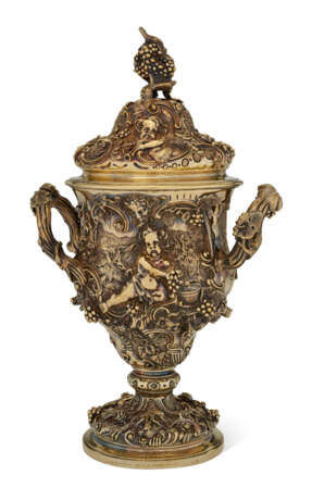 A VICTORIAN SILVER-GILT TWO-HANDLED CUP AND COVER - photo 1