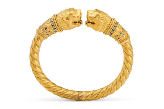 A RARE ENAMEL AND GOLD BANGLE IN THE SCYTHIAN STYLE - фото 1