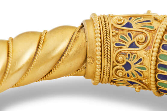 A RARE ENAMEL AND GOLD BANGLE IN THE SCYTHIAN STYLE - фото 5