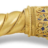 A RARE ENAMEL AND GOLD BANGLE IN THE SCYTHIAN STYLE - фото 5