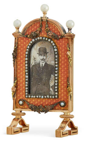 A GUILLOCHÉ ENAMEL FOUR-COLOUR GOLD-MOUNTED MINIATURE PHOTOGRAPH FRAME - фото 1