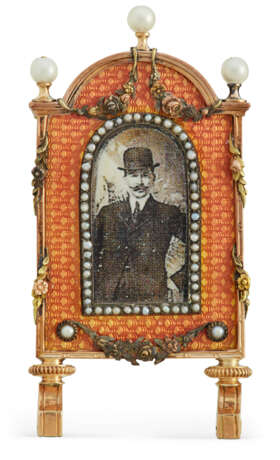 A GUILLOCHÉ ENAMEL FOUR-COLOUR GOLD-MOUNTED MINIATURE PHOTOGRAPH FRAME - фото 2