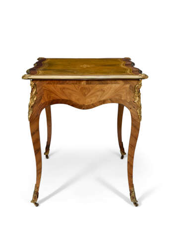 A LOUIS XV ORMOLU-MOUNTED TULIPWOOD BUREAU PLAT - Foto 4