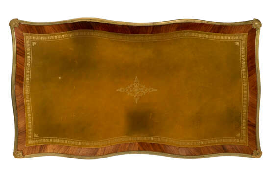 A LOUIS XV ORMOLU-MOUNTED TULIPWOOD BUREAU PLAT - Foto 6