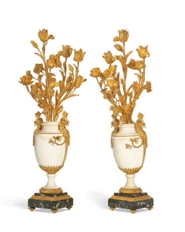 A PAIR OF RESTAURATION ORMOLU-MOUNTED WHITE MARBLE FLOWER-FORM CANDELABRA - photo 3