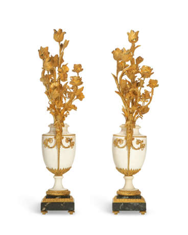 A PAIR OF RESTAURATION ORMOLU-MOUNTED WHITE MARBLE FLOWER-FORM CANDELABRA - photo 6