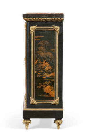 A RESTAURATION ORMOLU-MOUNTED EBONY AND CHINESE LACQUER MEUBLE D'APPUI - photo 3