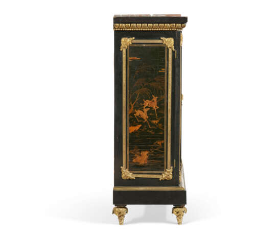 A RESTAURATION ORMOLU-MOUNTED EBONY AND CHINESE LACQUER MEUBLE D'APPUI - photo 5