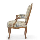 A SET OF FOUR LOUIS XV BEECHWOOD FAUTEUILS - photo 4