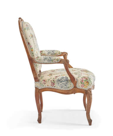 A SET OF FOUR LOUIS XV BEECHWOOD FAUTEUILS - photo 6