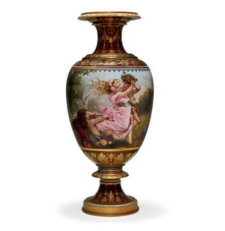 A LARGE BERLIN (OUTSIDE-DECORATED) PORCELAIN 'VIENNA STYLE' IRIDESCENT CLARET GROUND 'JEWELED' VASE, 'FRÜLINGSREIGEN' - Foto 1