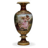 A LARGE BERLIN (OUTSIDE-DECORATED) PORCELAIN 'VIENNA STYLE' IRIDESCENT CLARET GROUND 'JEWELED' VASE, 'FRÜLINGSREIGEN' - Foto 1