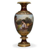 A LARGE BERLIN (OUTSIDE-DECORATED) PORCELAIN 'VIENNA STYLE' IRIDESCENT CLARET GROUND 'JEWELED' VASE, 'FRÜLINGSREIGEN' - Foto 2