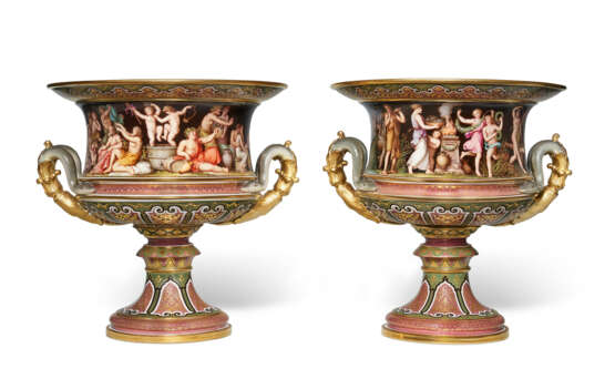 A PAIR OF MEISSEN PORCELAIN MAUVE AND SAGE GREEN-GROUND SERPENT-HANDLED VASES - Foto 2