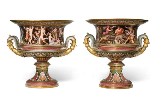 A PAIR OF MEISSEN PORCELAIN MAUVE AND SAGE GREEN-GROUND SERPENT-HANDLED VASES - Foto 4