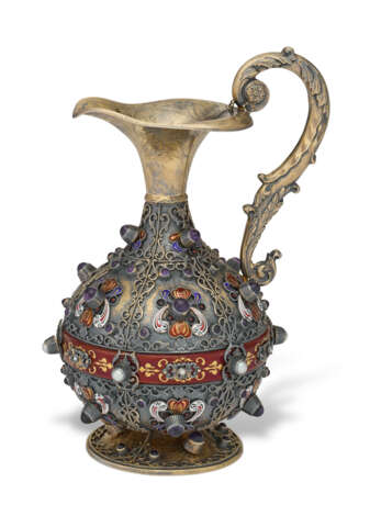 A CONTINENTAL ENAMEL AND PEARL-MOUNTED SILVER-GILT EWER - Foto 1