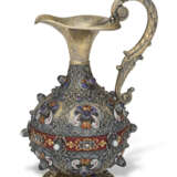 A CONTINENTAL ENAMEL AND PEARL-MOUNTED SILVER-GILT EWER - Foto 1