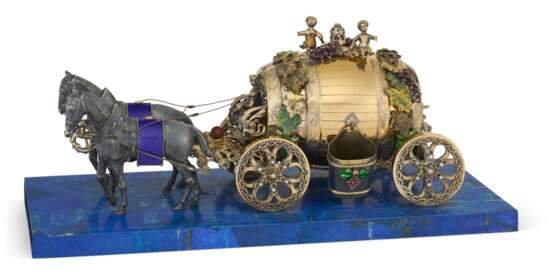 A CONTINENTAL ENAMEL AND PEARL-MOUNTED SILVER AND SILVER-GILT MODEL OF A BARREL-FORM CARRIAGE - Foto 1