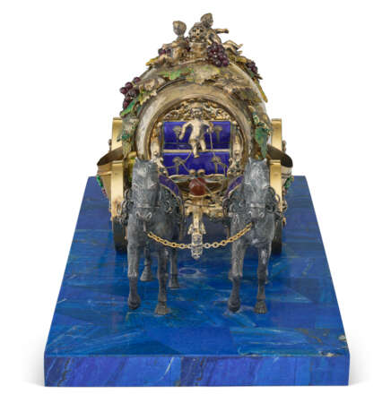 A CONTINENTAL ENAMEL AND PEARL-MOUNTED SILVER AND SILVER-GILT MODEL OF A BARREL-FORM CARRIAGE - Foto 2