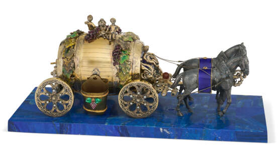 A CONTINENTAL ENAMEL AND PEARL-MOUNTED SILVER AND SILVER-GILT MODEL OF A BARREL-FORM CARRIAGE - Foto 3