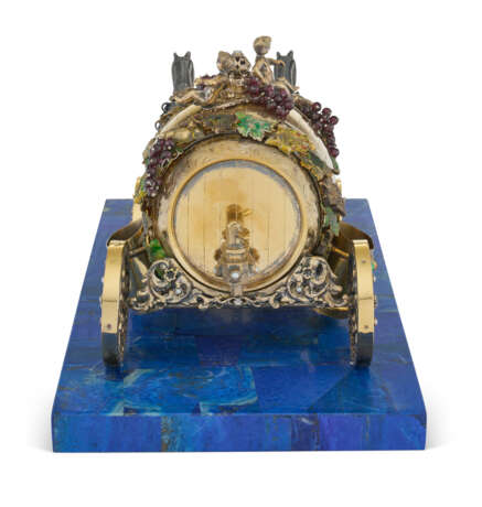 A CONTINENTAL ENAMEL AND PEARL-MOUNTED SILVER AND SILVER-GILT MODEL OF A BARREL-FORM CARRIAGE - Foto 4