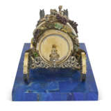 A CONTINENTAL ENAMEL AND PEARL-MOUNTED SILVER AND SILVER-GILT MODEL OF A BARREL-FORM CARRIAGE - Foto 4