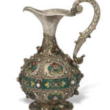 A CONTINENTAL ENAMEL AND PEARL-MOUNTED SILVER EWER - Foto 1