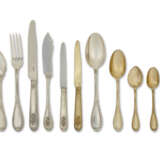 AN EXTENSIVE FRENCH SILVER AND SILVER-GILT FLATWARE SERVICE - Foto 1