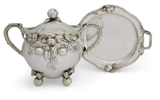 A LARGE GERMAN SILVER SOUP TUREEN, COVER AND STAND - Foto 2