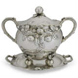 A LARGE GERMAN SILVER SOUP TUREEN, COVER AND STAND - Foto 3