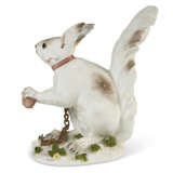 A MEISSEN PORCELAIN MODEL OF A SQUIRREL - фото 3