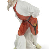 A MEISSEN PORCELAIN COMMEDIA DELL'ARTE FIGURE OF PANTALONE, FORMERLY IN THE ROCKEFELLER COLLECTION - фото 2